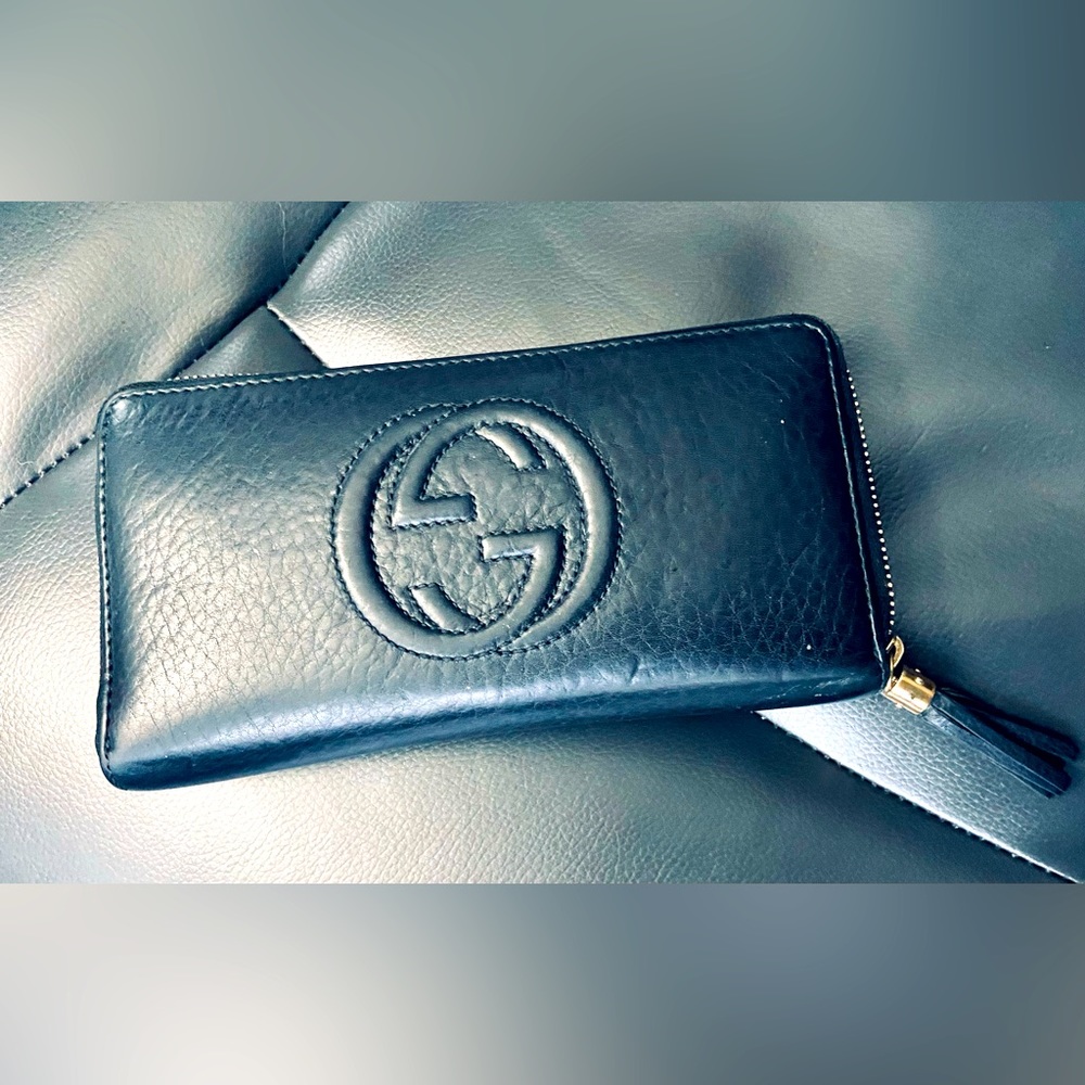 GUCCI BLACK ZIPPY SOHO WALLET